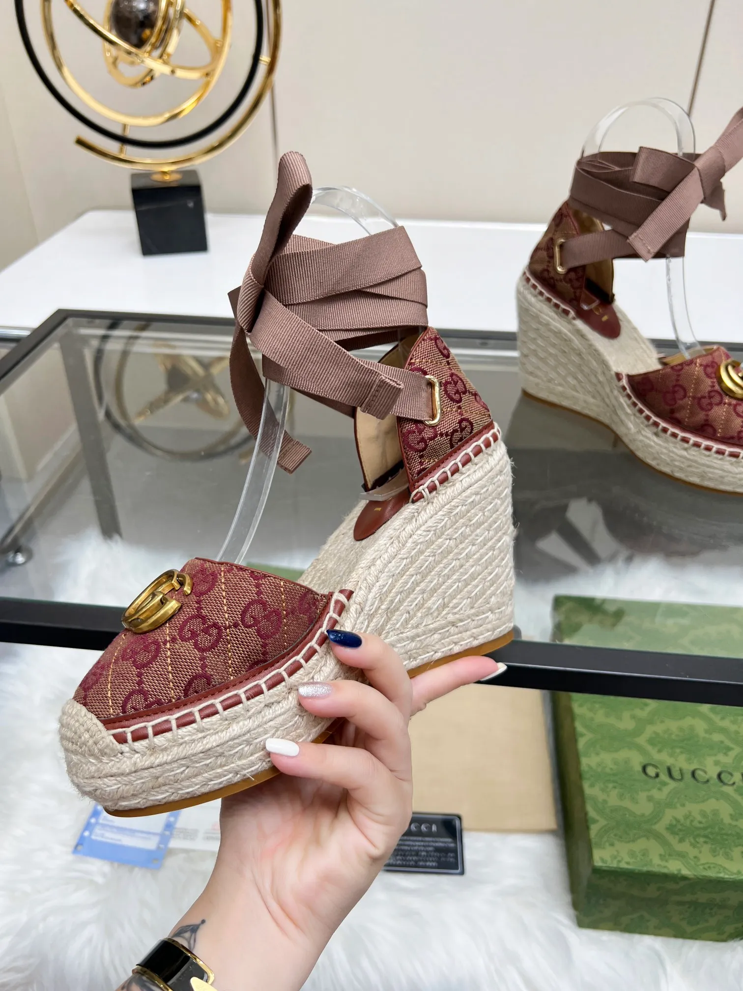 👟👟Ex-factory price 440👟👟 GUCCI wedge fisherman sandals, thick-soled straw, high-end quality, fabric: double G fabric, electric embroidery, lining: mixed sheepskin lining, yardage: 35～42, color: pure white. Dear new and old customers, the picture has been updated, please transfer the image to change. The upgraded version of the wedge heel currently has more than 40 colors. Transfer the image to sell.